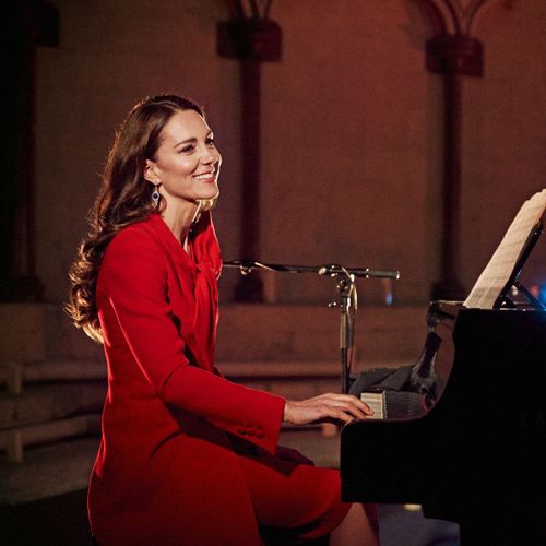 Nếu bạn được công nương Kate Middleton đệm đàn cho hát thì sẽ ra sao?