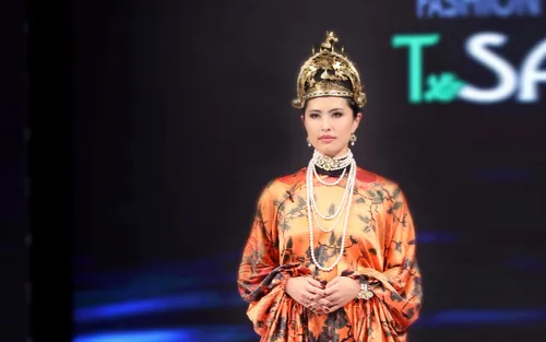 Hồ Trần Dạ Thảo giới thiệu 'di sản Việt' tại London Fashion Week